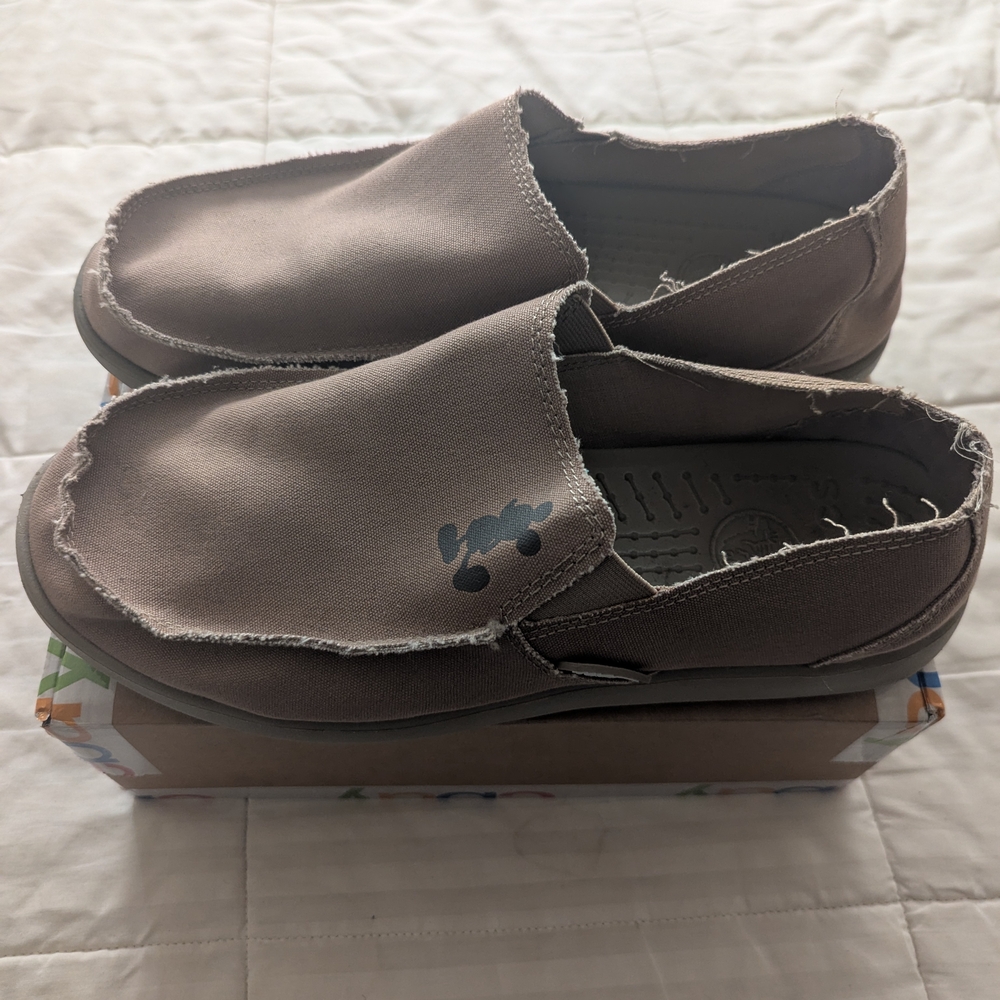 DISNEY CROCS